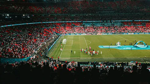 《曼联传奇？B费或告别老特拉福德，拜仁慕尼黑暗中觊觎，今夏转会风云再起》