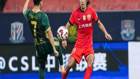 【激战巅峰】昨夜连胜在手，今宵热刺对利物浦英超争霸，精彩不容错失！